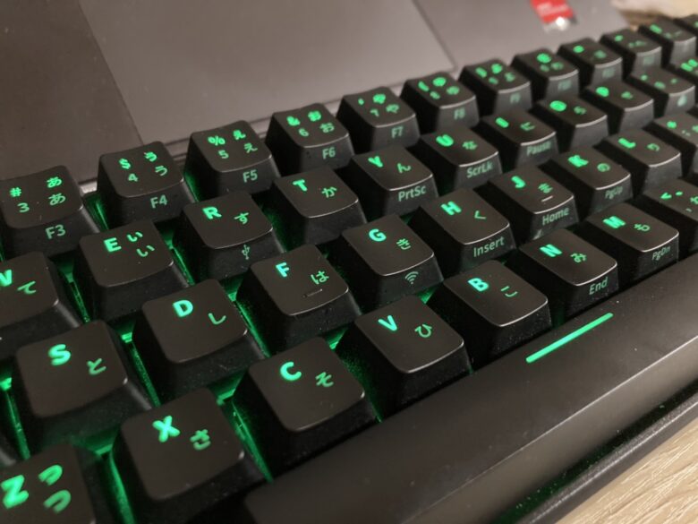 キートップが緑に光るキーボード