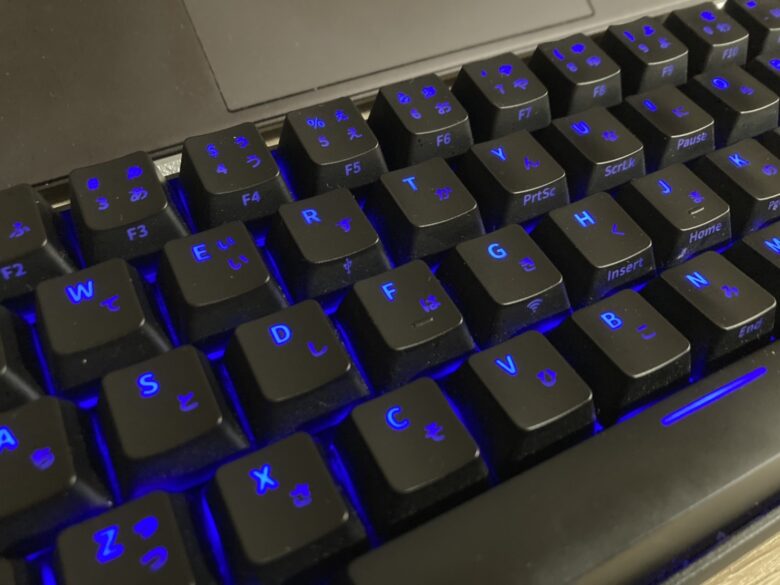 キートップが青く光るキーボード